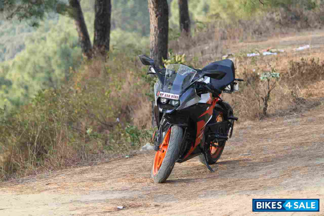Black KTM RC 200