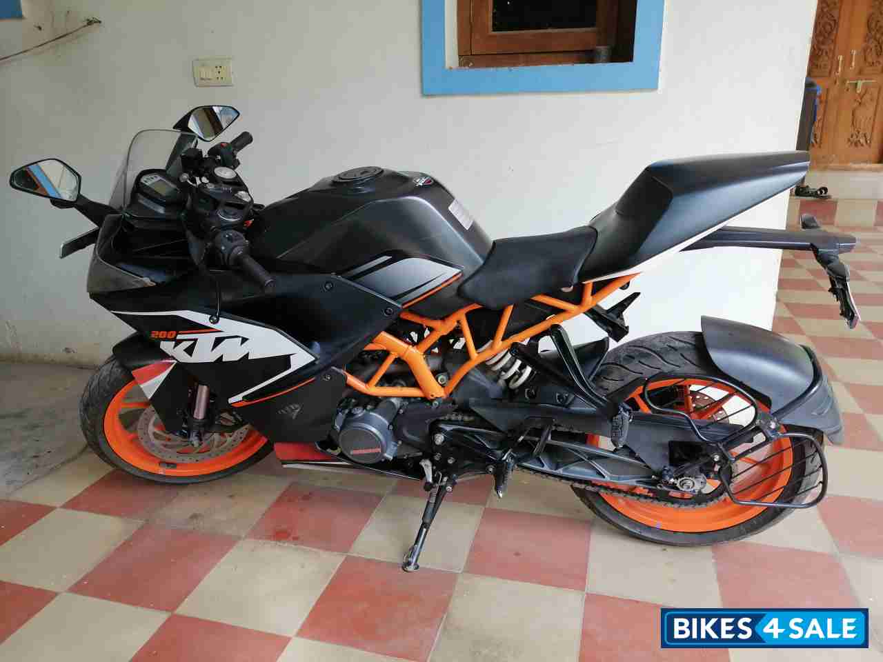 Black KTM RC 200