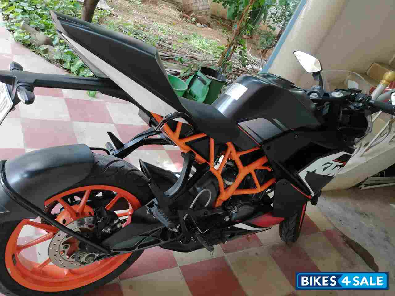Black KTM RC 200