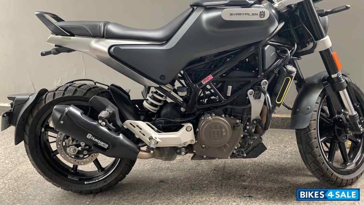Black Husqvarna Svartpilen 250 2020