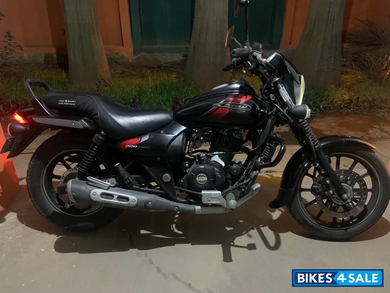 Matte Black Bajaj Avenger Street 220