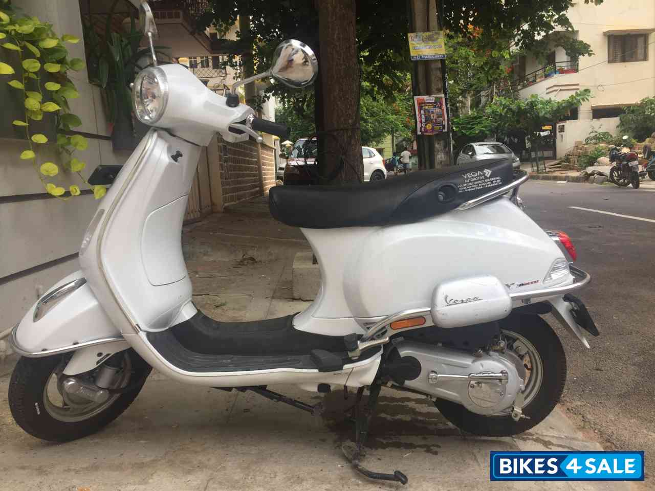 White Vespa LX 125