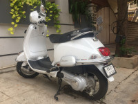 White Vespa LX 125