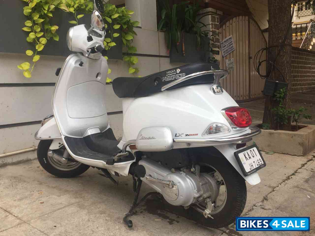 White Vespa LX 125