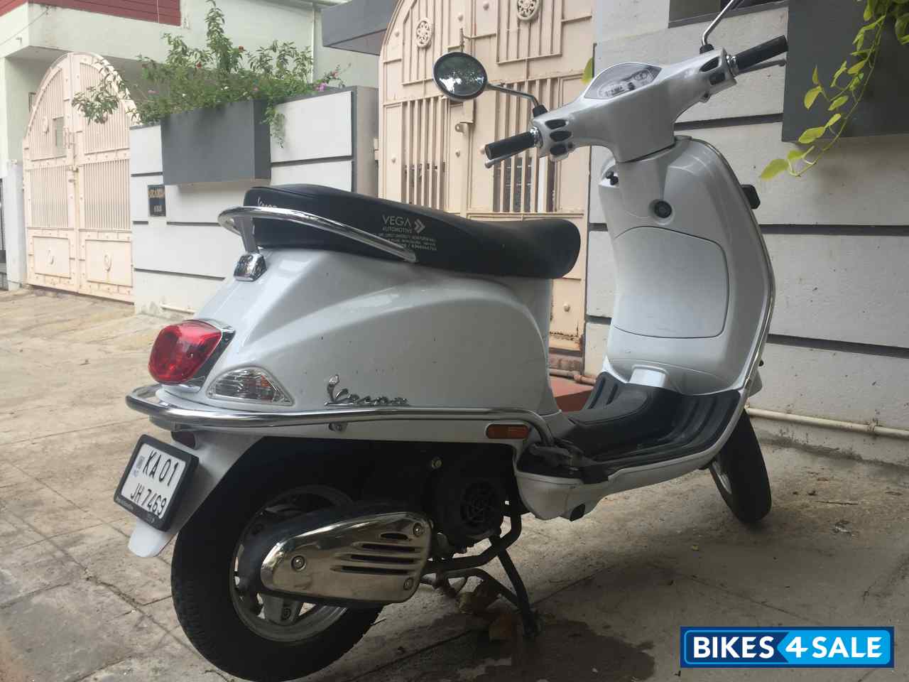 White Vespa LX 125