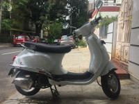White Vespa LX 125