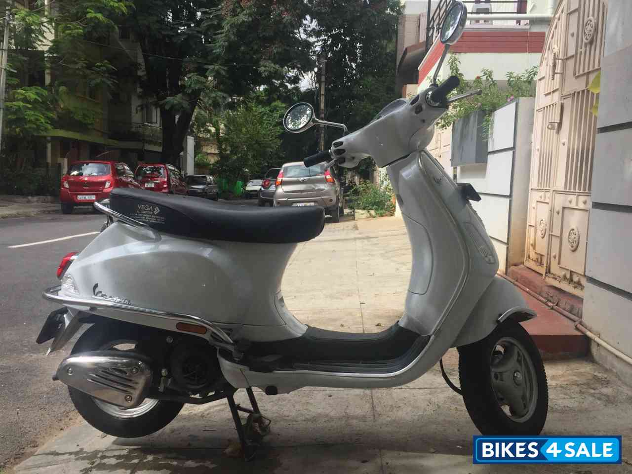White Vespa LX 125