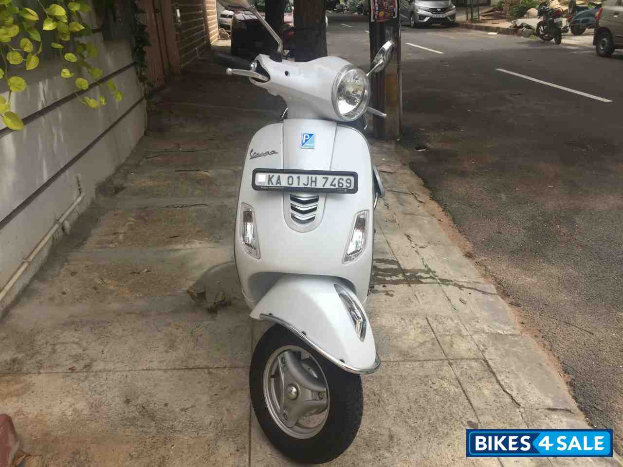 White Vespa LX 125