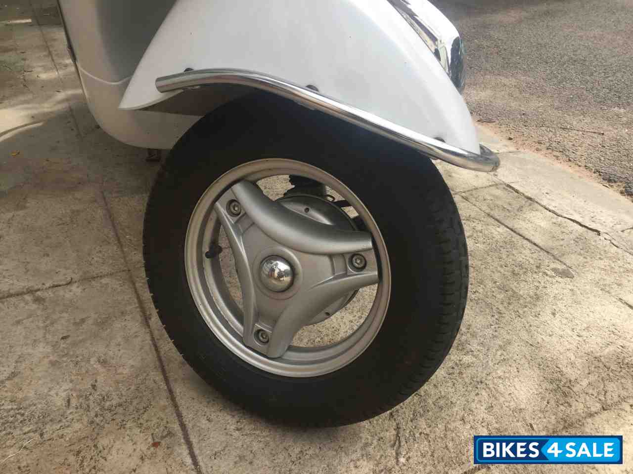 White Vespa LX 125