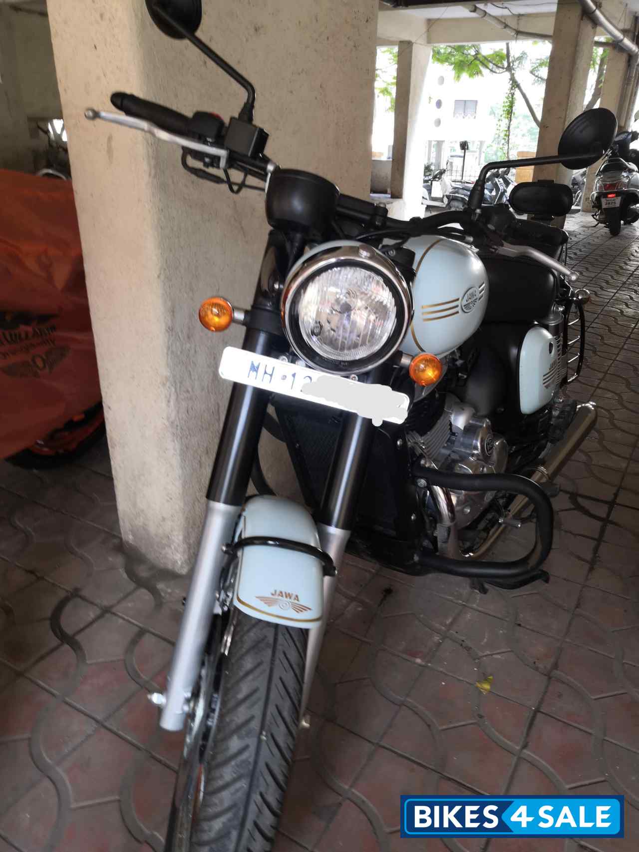 Sky Blue Jawa 42 Dual Channel ABS Sirius White