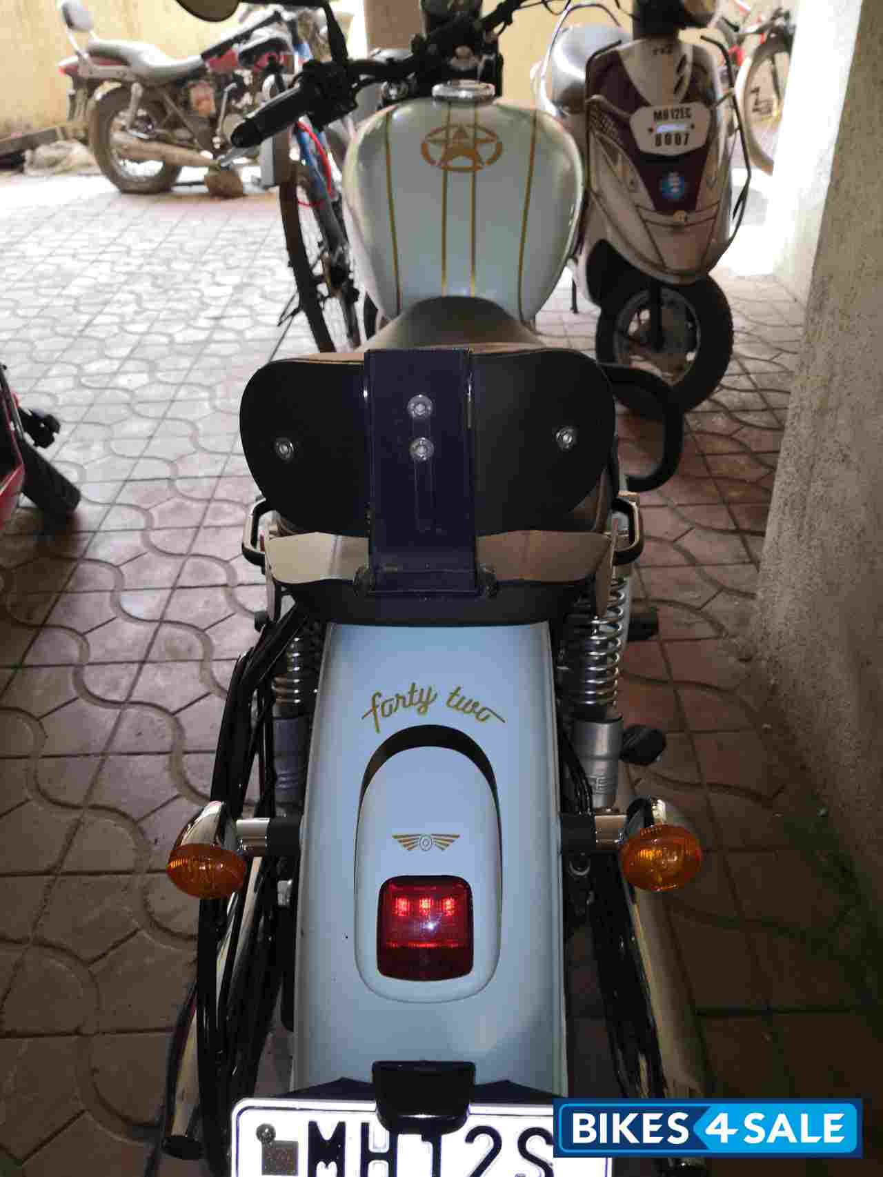 Sky Blue Jawa 42 Dual Channel ABS Sirius White