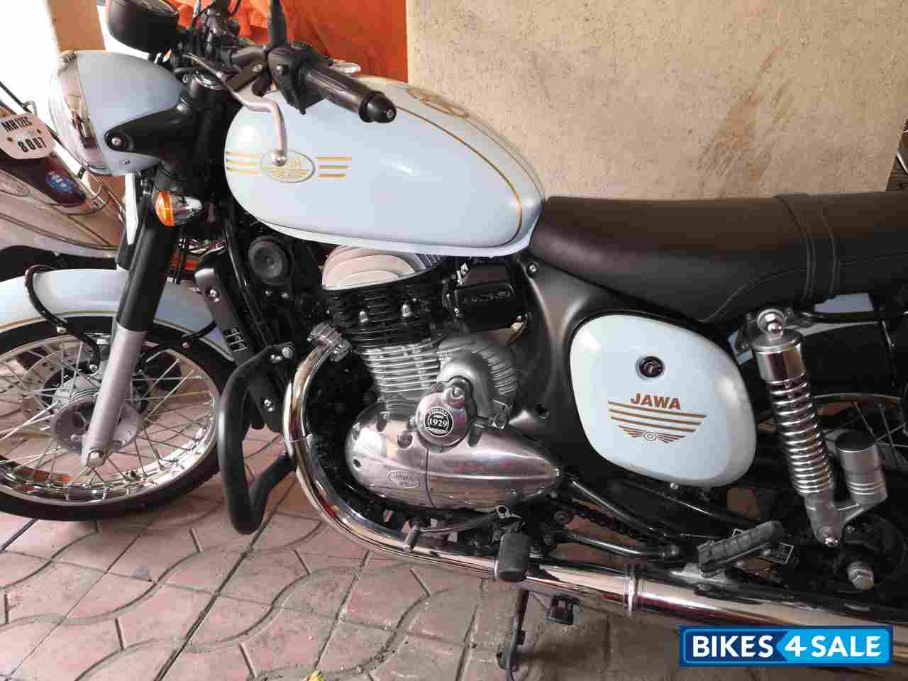 Sky Blue Jawa 42 Dual Channel ABS Sirius White