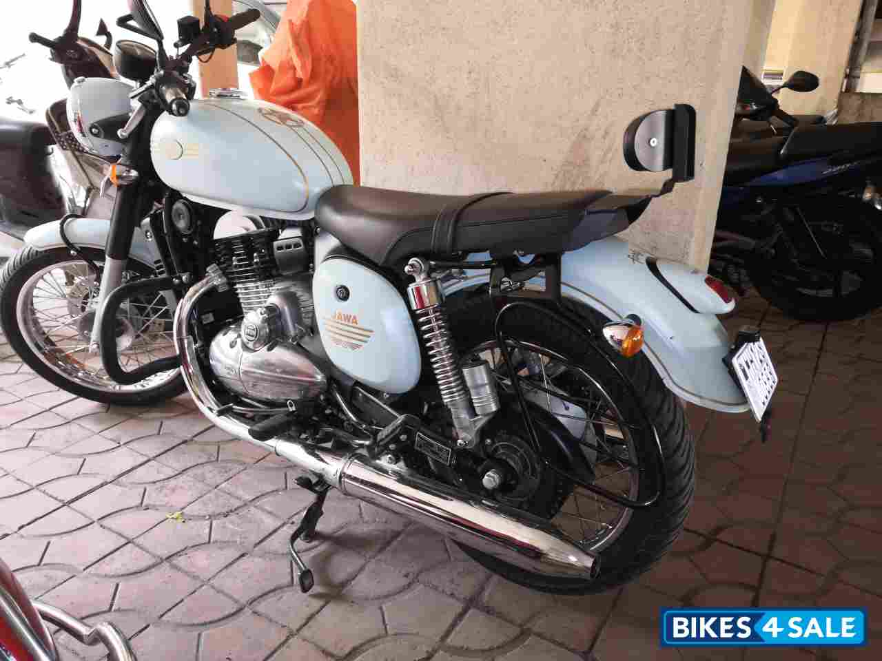 Sky Blue Jawa 42 Dual Channel ABS Sirius White