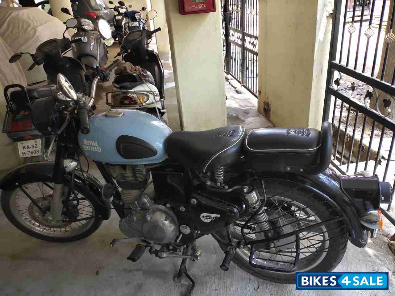 Blue Tank, Black Body Royal Enfield Classic 350 Redditch Blue Blue Tank, Black Body Royal Enfield Classic 350 Redditch Blue