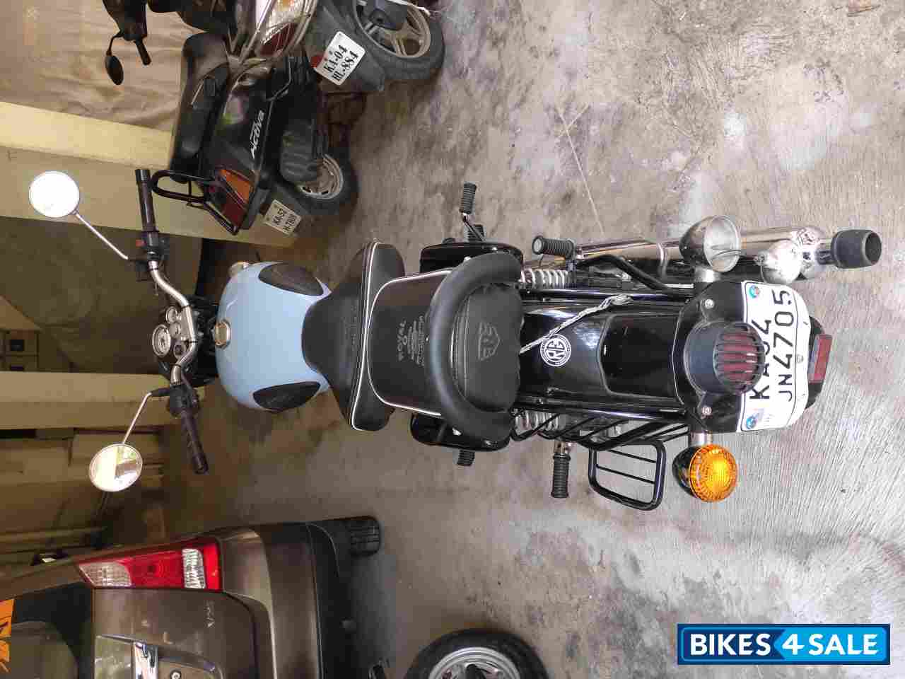 Blue Tank, Black Body Royal Enfield Classic 350 Redditch Blue Blue Tank, Black Body Royal Enfield Classic 350 Redditch Blue