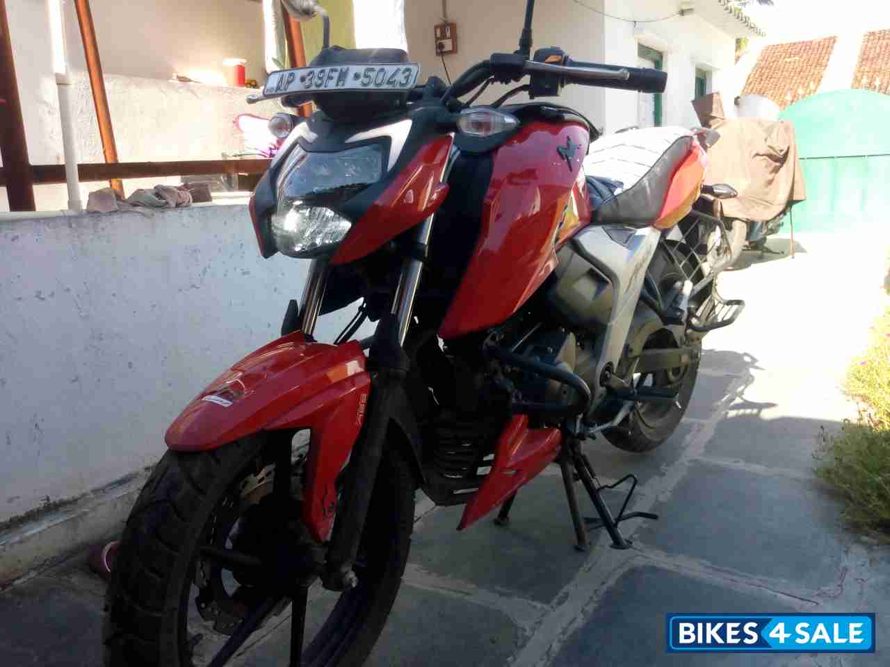 Red TVS Apache RTR 160 4V BS6