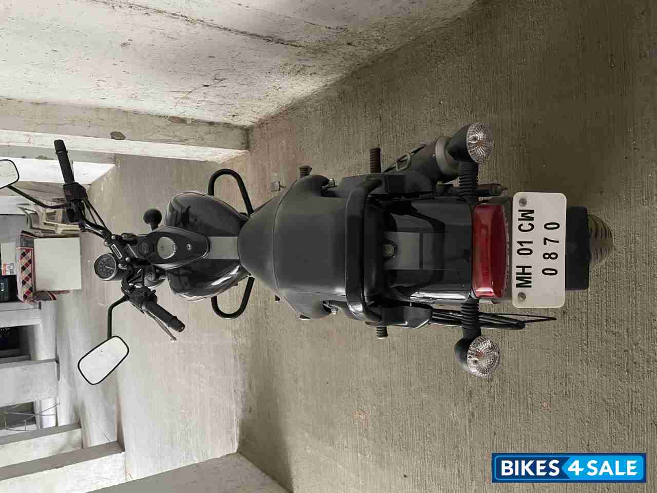 Black Bajaj Avenger 220 DTS-i