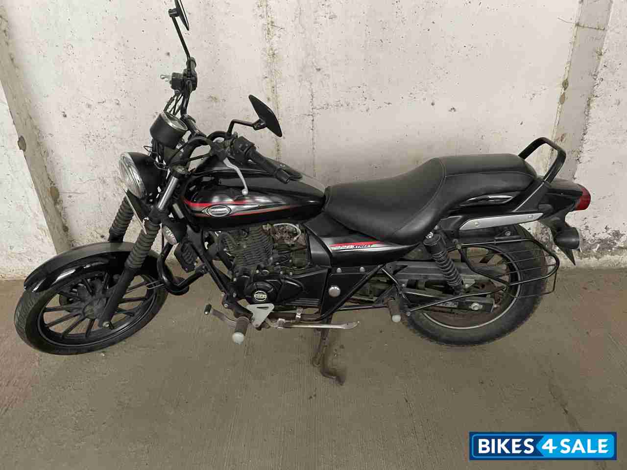 Black Bajaj Avenger 220 DTS-i