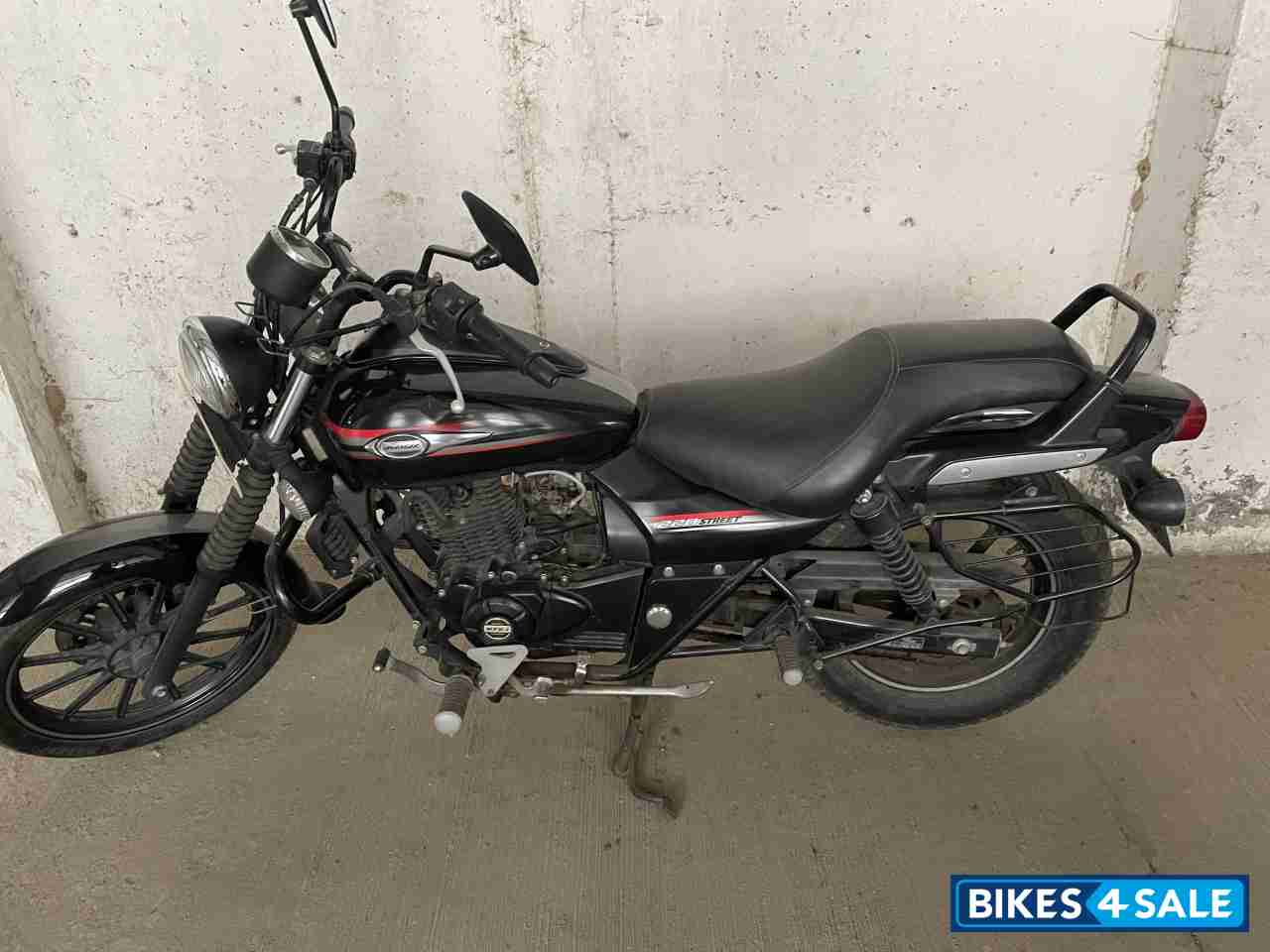 Black Bajaj Avenger 220 DTS-i