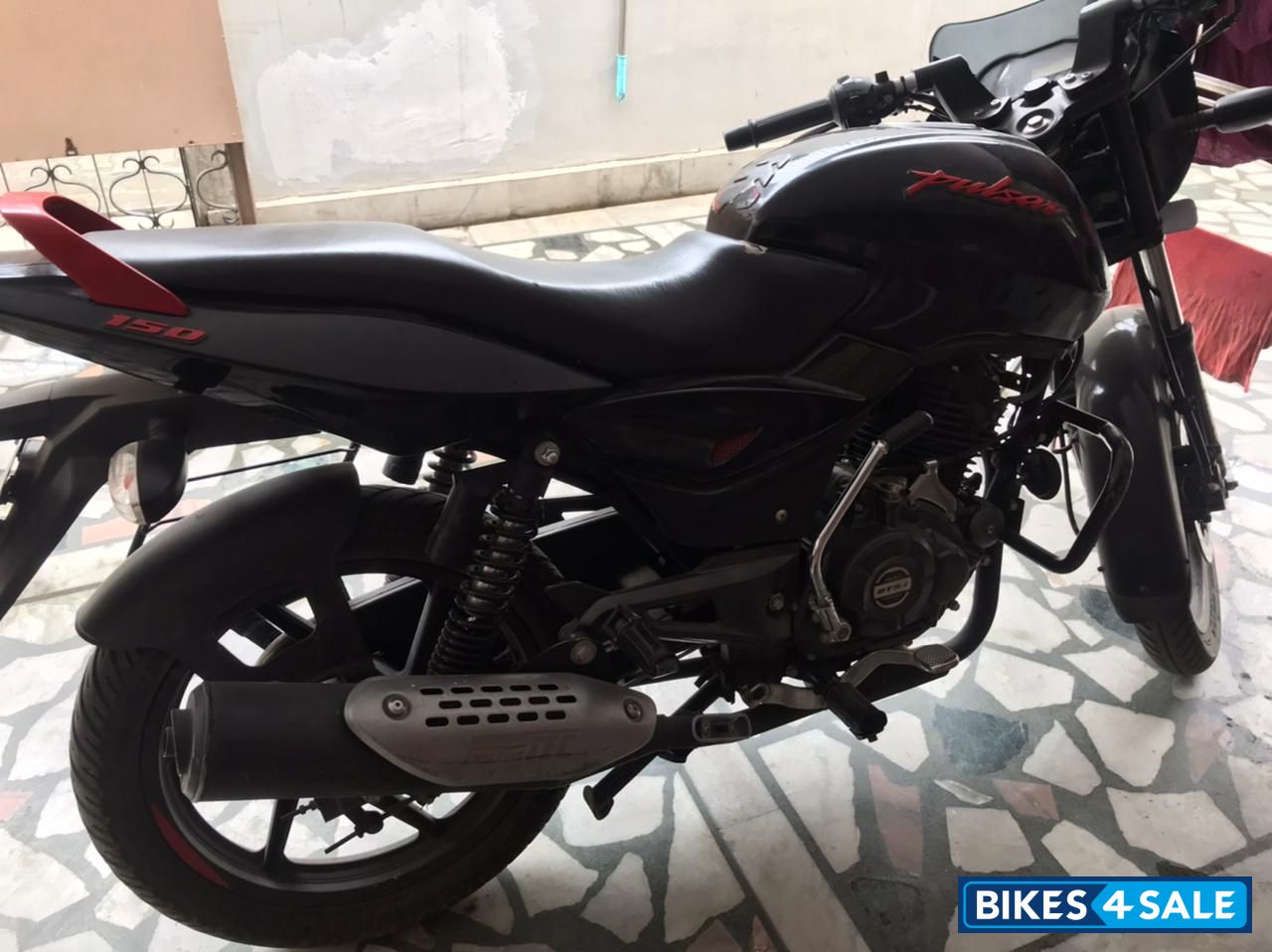 Black Bajaj Pulsar 150 Classic