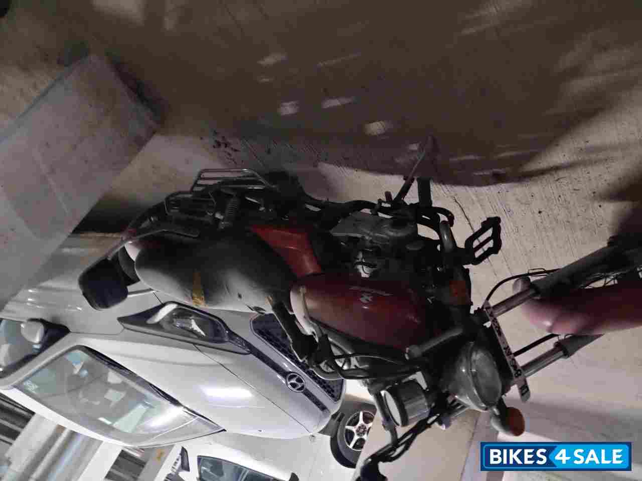 Red Bajaj Avenger 220 DTS-i