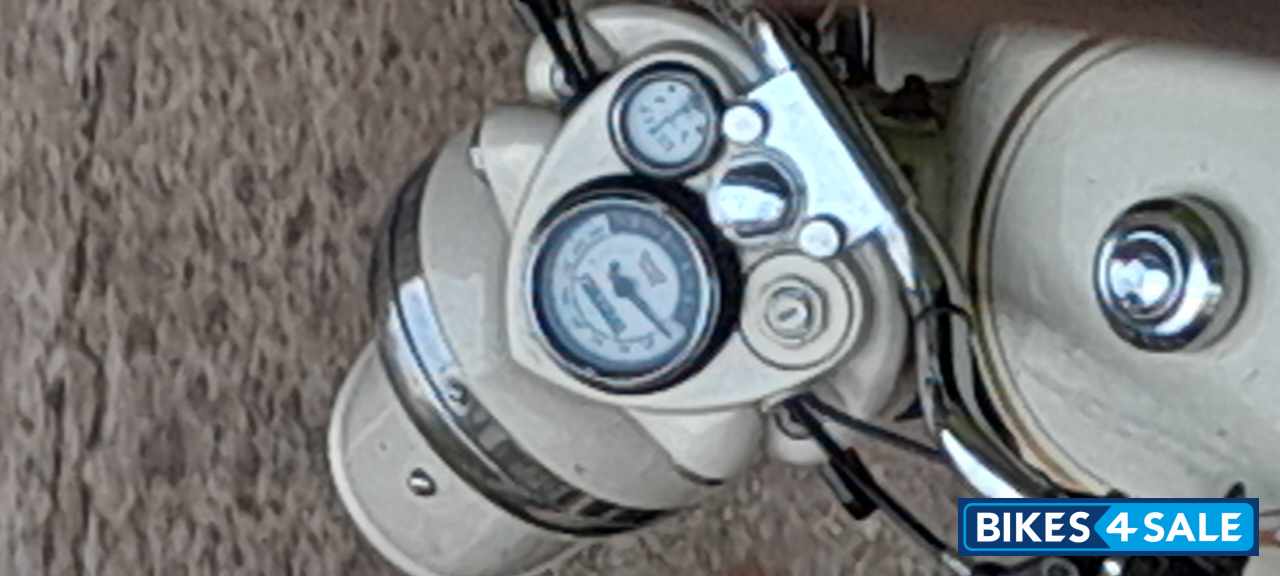 Cream With Golden Lining Royal Enfield Bullet 350 Cream With Golden Lining Royal Enfield Bullet 350