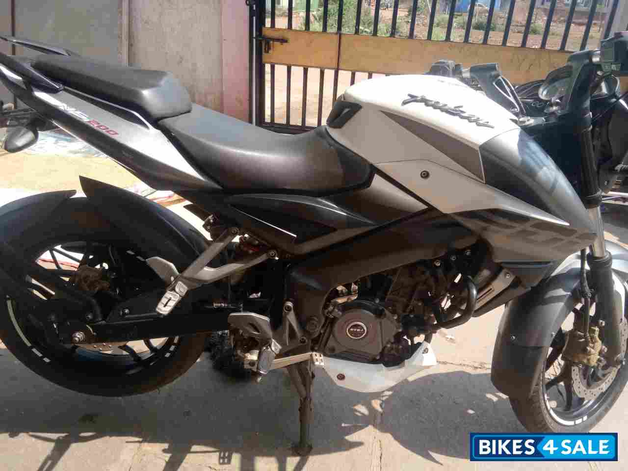 White Bajaj Pulsar 200 NS