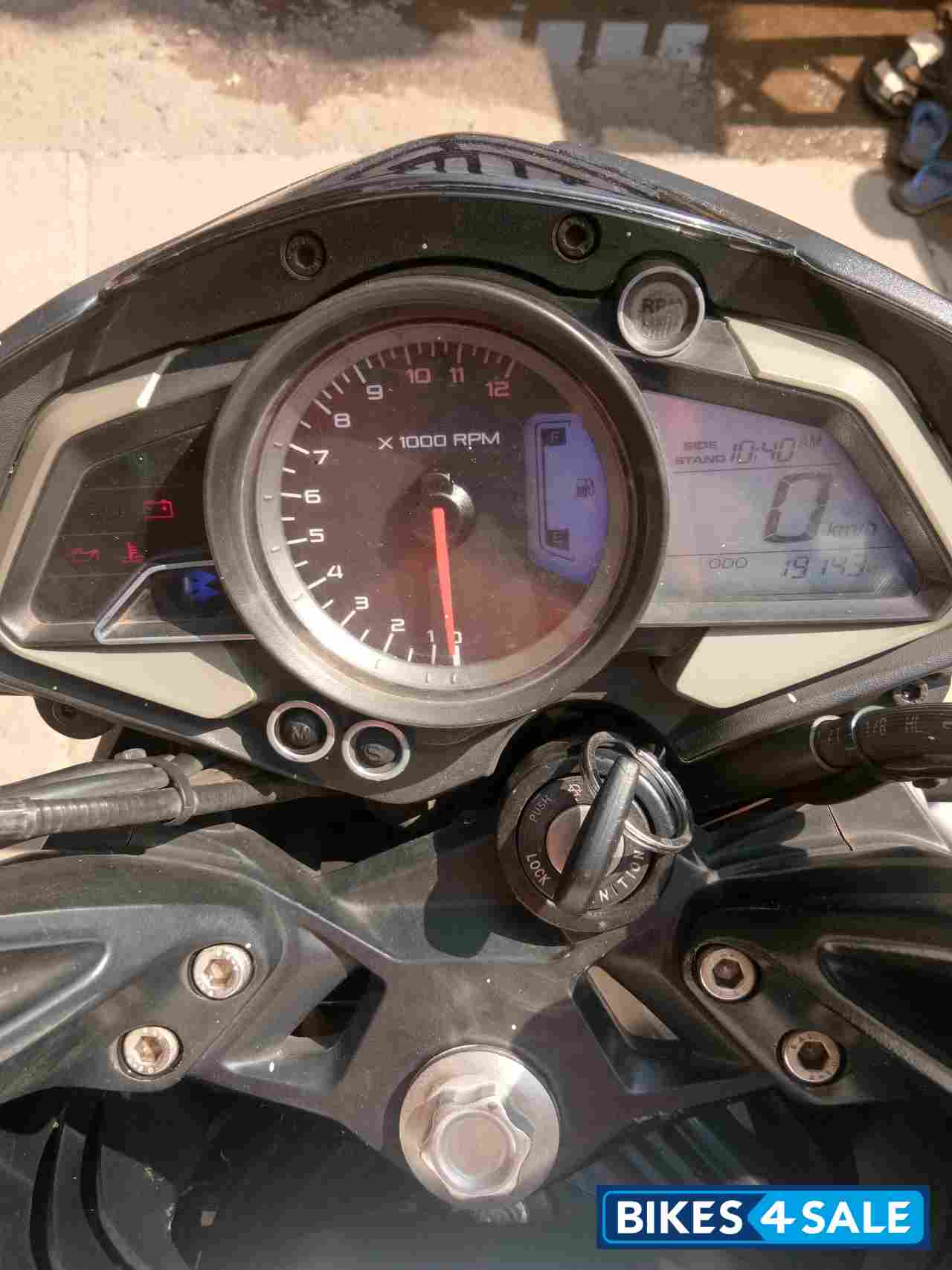 White Bajaj Pulsar 200 NS