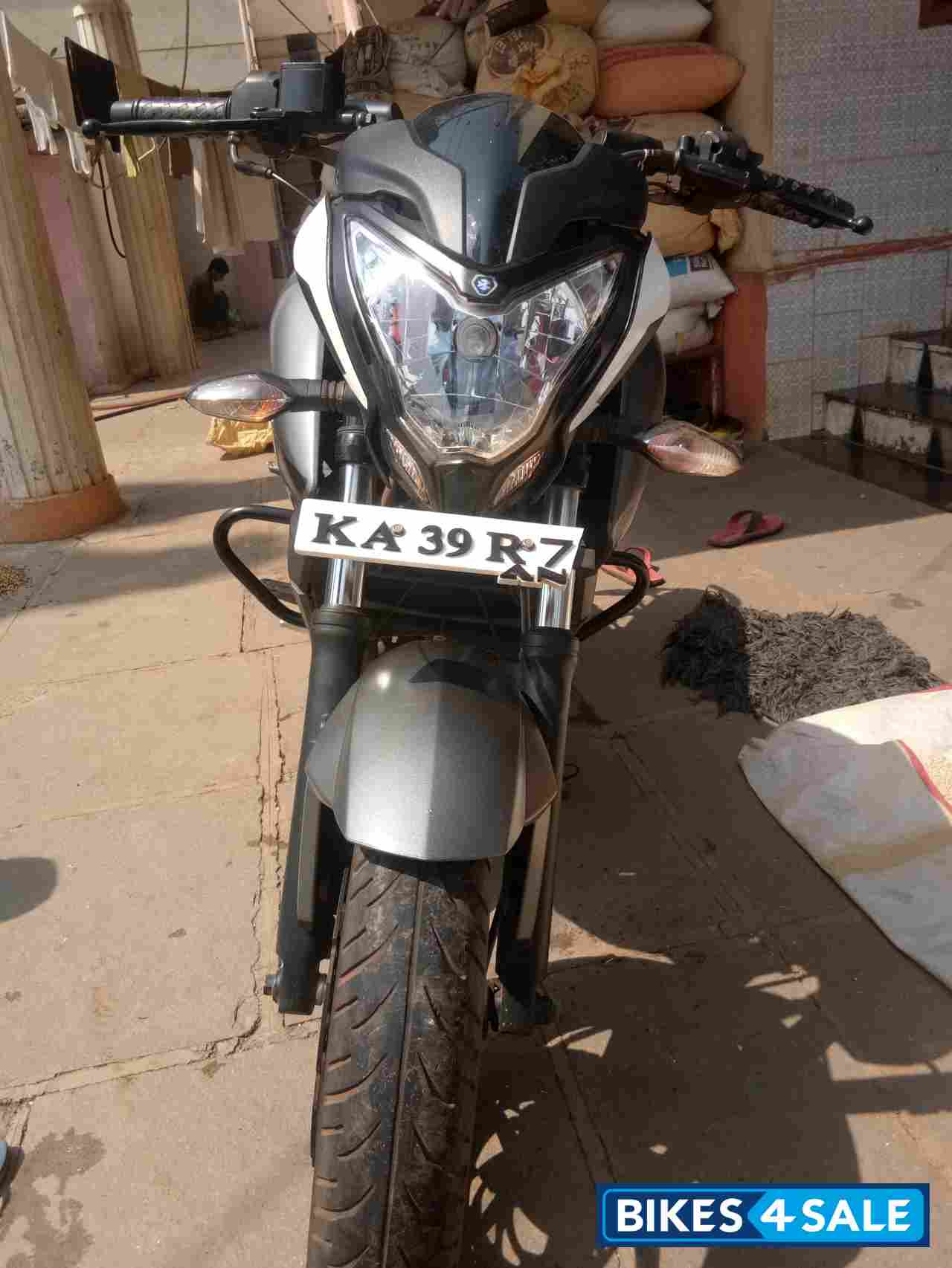 White Bajaj Pulsar 200 NS