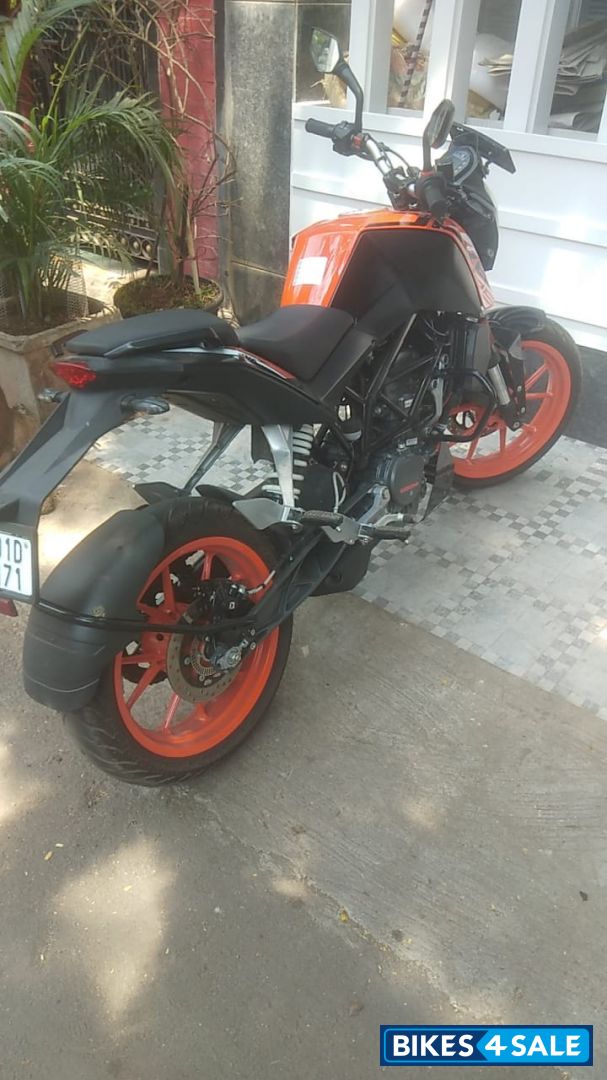 Orange KTM Duke 125