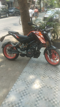 Orange KTM Duke 125