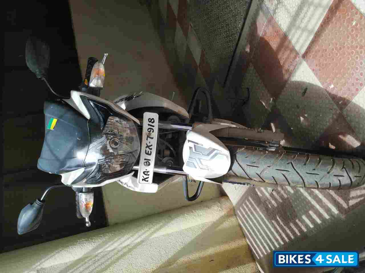 White TVS Apache RTR 180