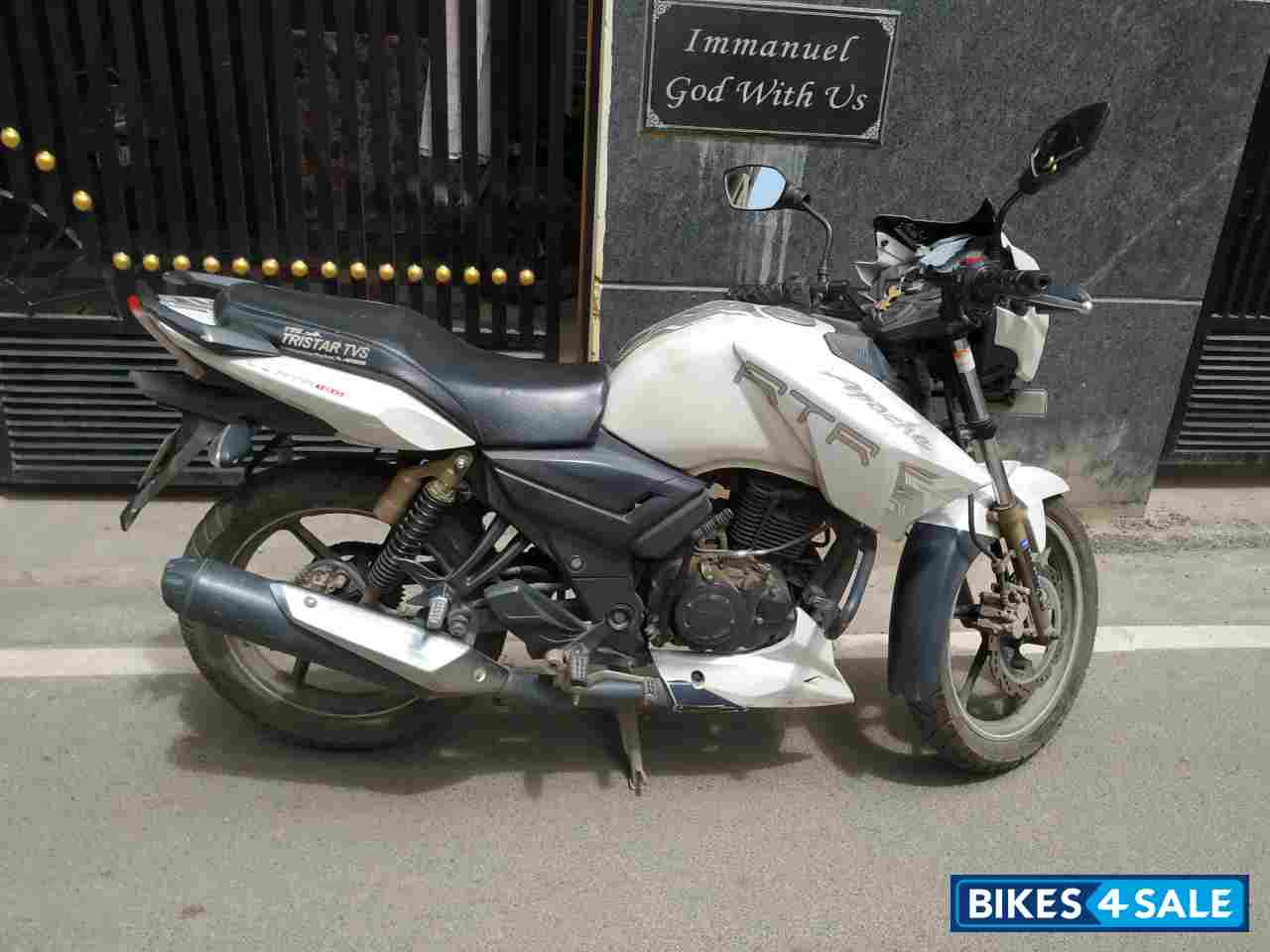 White TVS Apache RTR 180