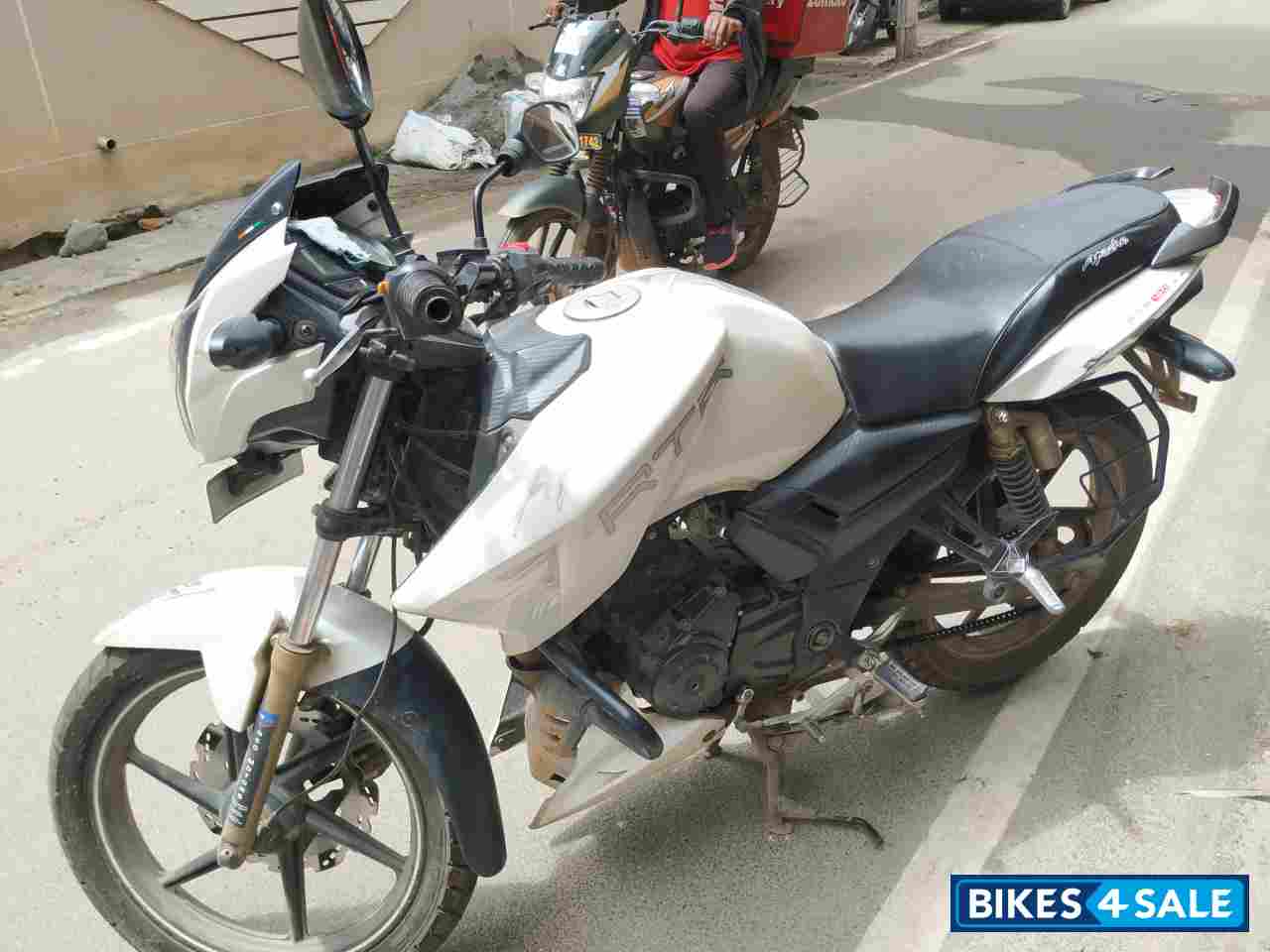 White TVS Apache RTR 180