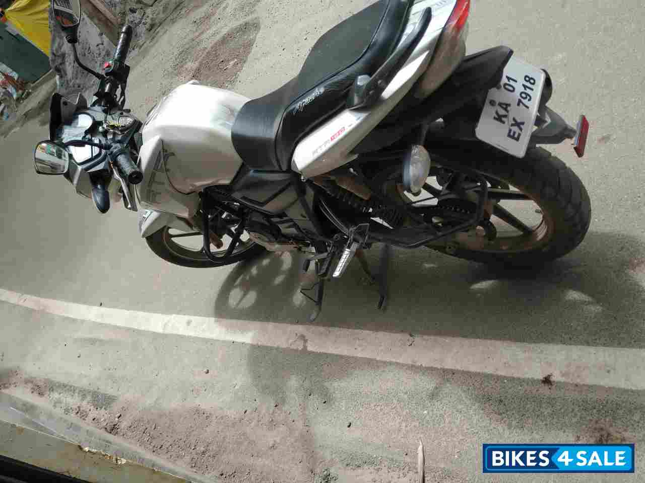 White TVS Apache RTR 180