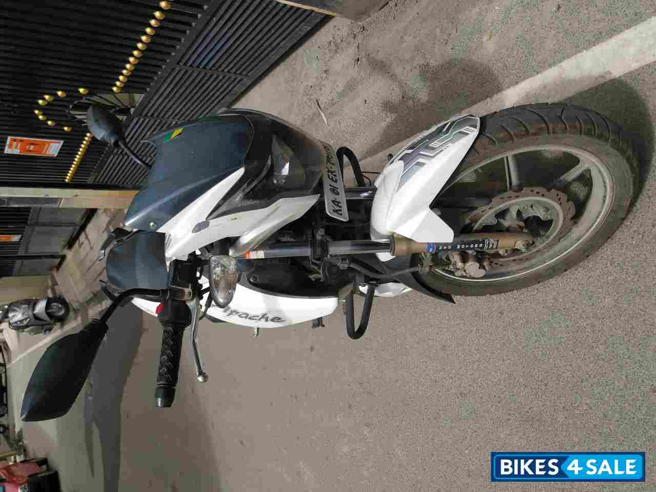 White TVS Apache RTR 180