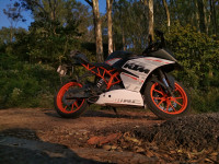 White KTM RC 390