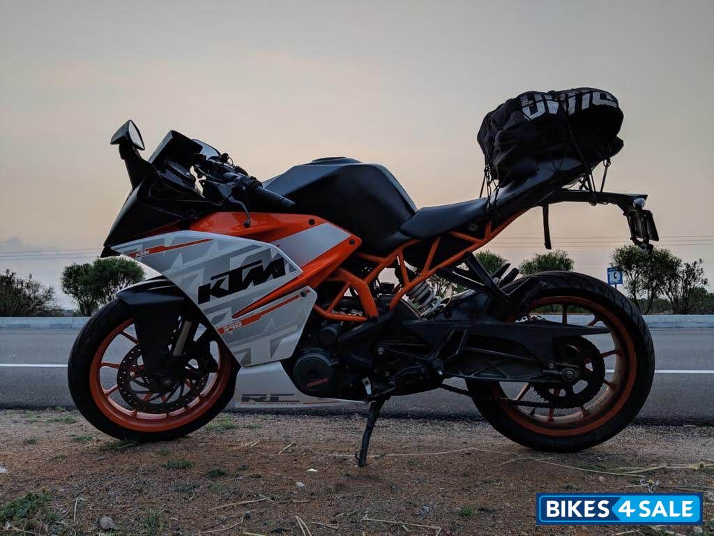 White KTM RC 390