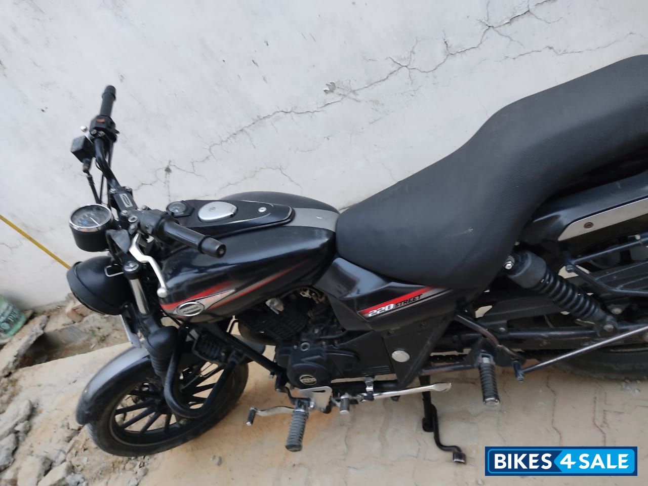 Black Bajaj Avenger Street 220