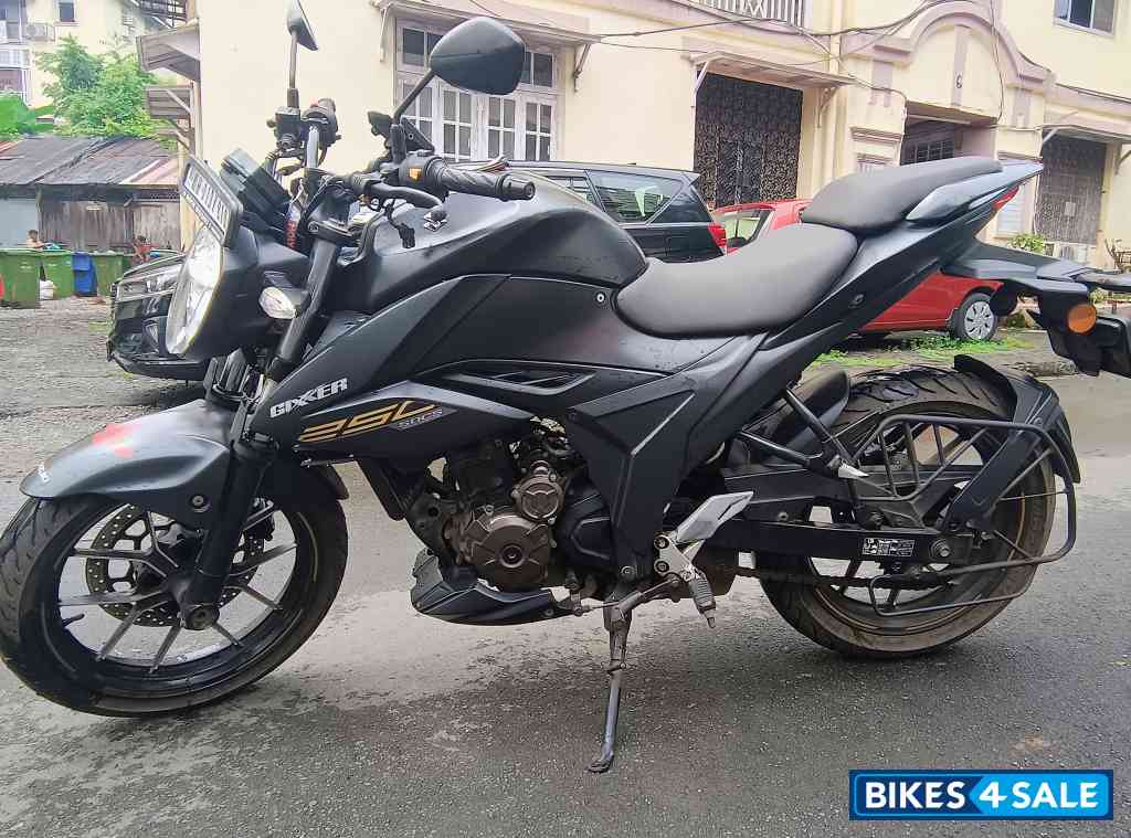 Black Suzuki Gixxer 250