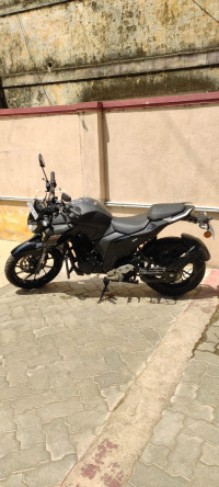 Black Yamaha FZ25