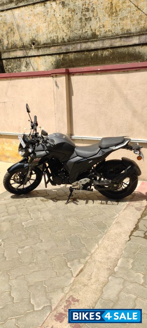 Black Yamaha FZ25