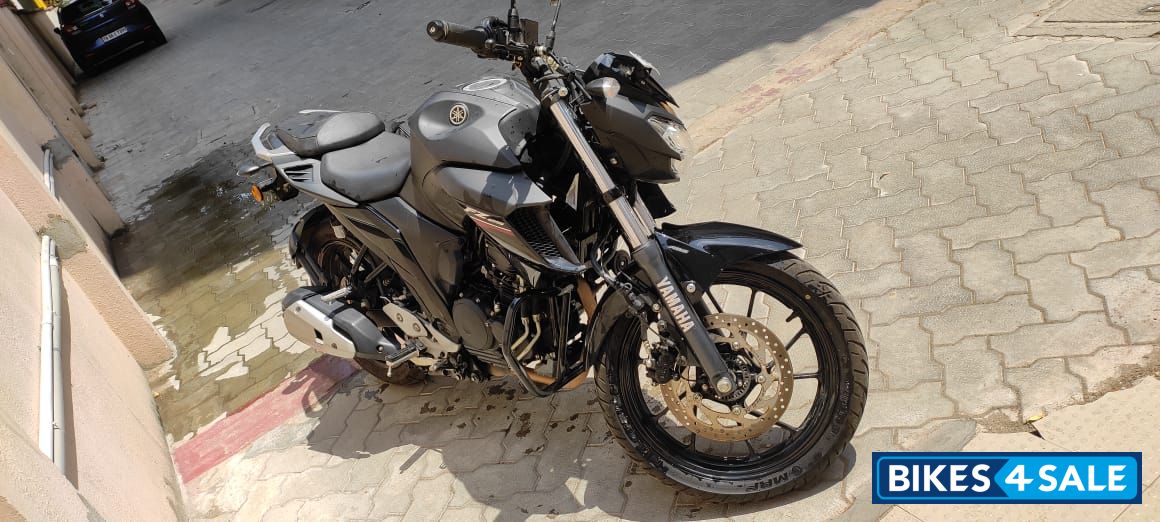 Black Yamaha FZ25