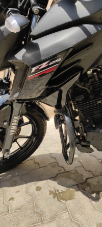Black Yamaha FZ25