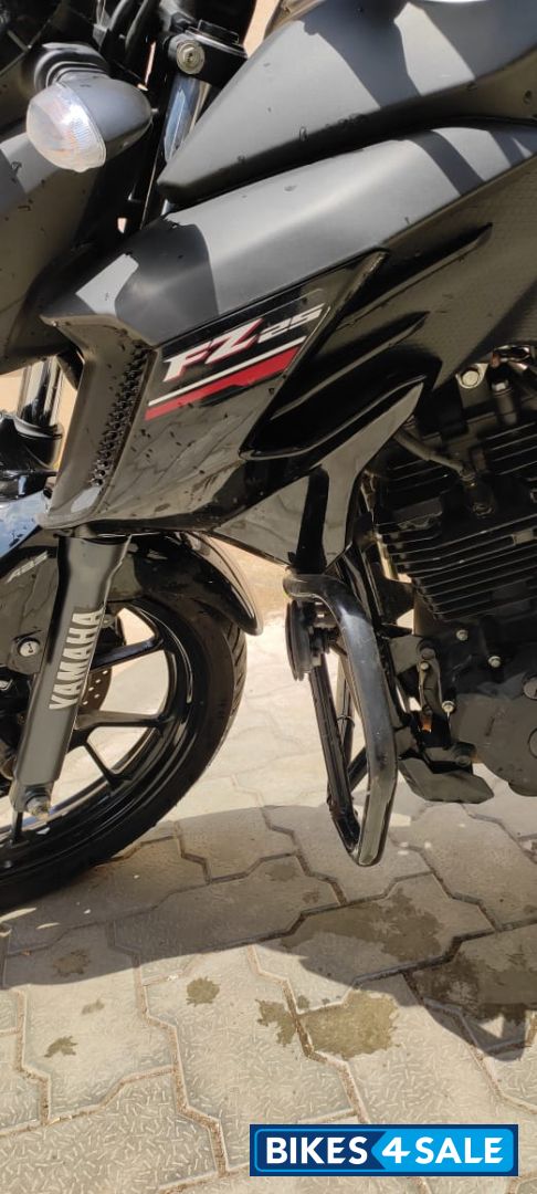 Black Yamaha FZ25