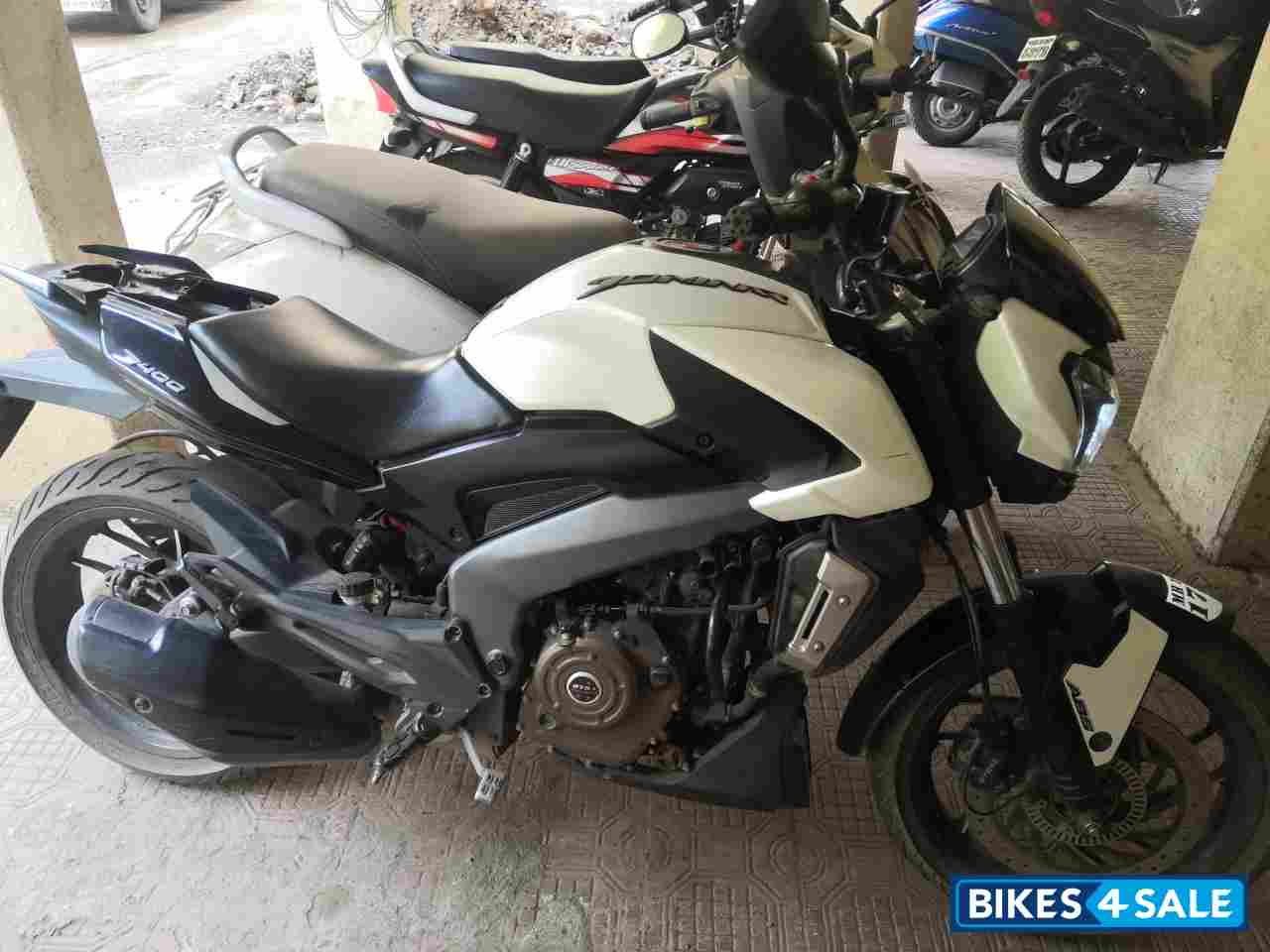 White Bajaj Dominar 400 Disc
