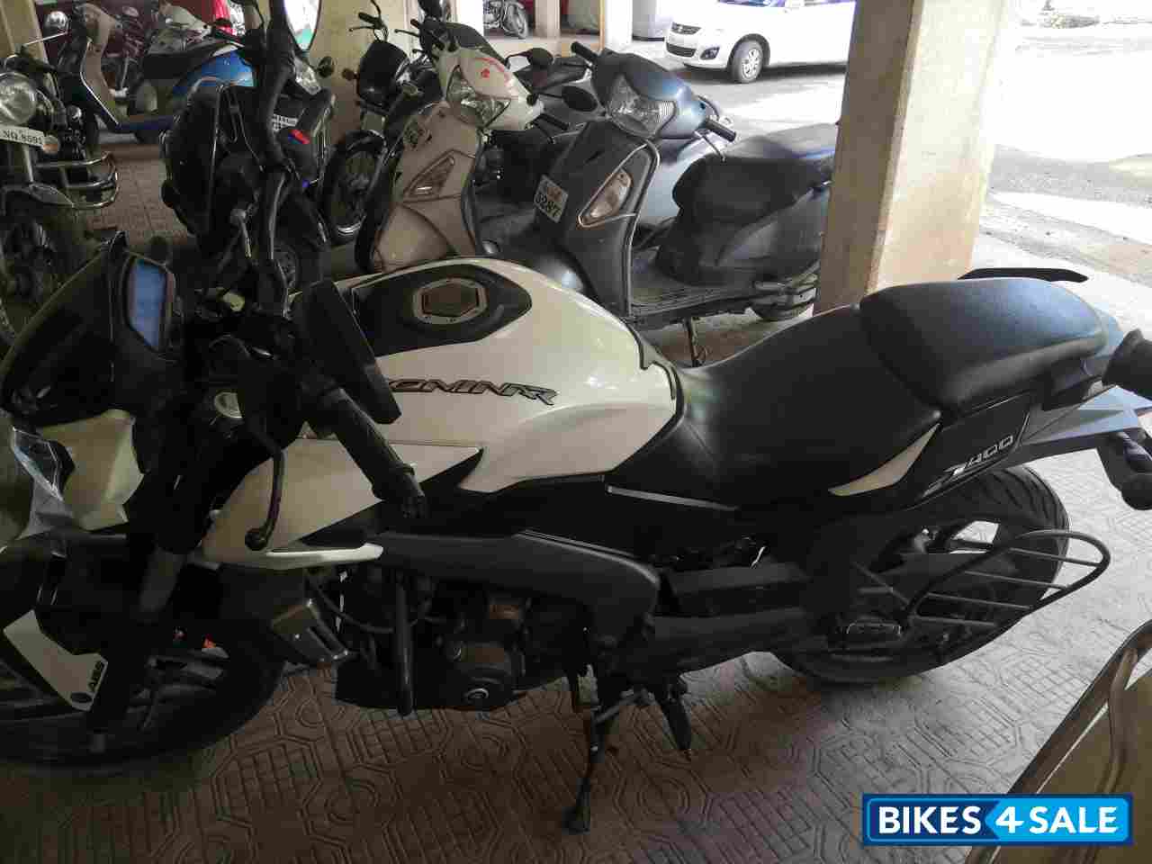 White Bajaj Dominar 400 Disc White Bajaj Dominar 400 Disc