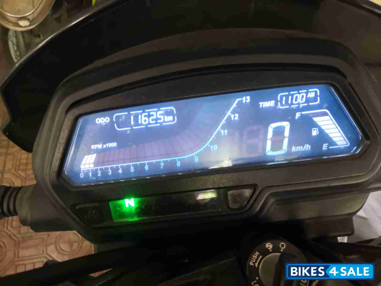 White Bajaj Dominar 400 Disc White Bajaj Dominar 400 Disc