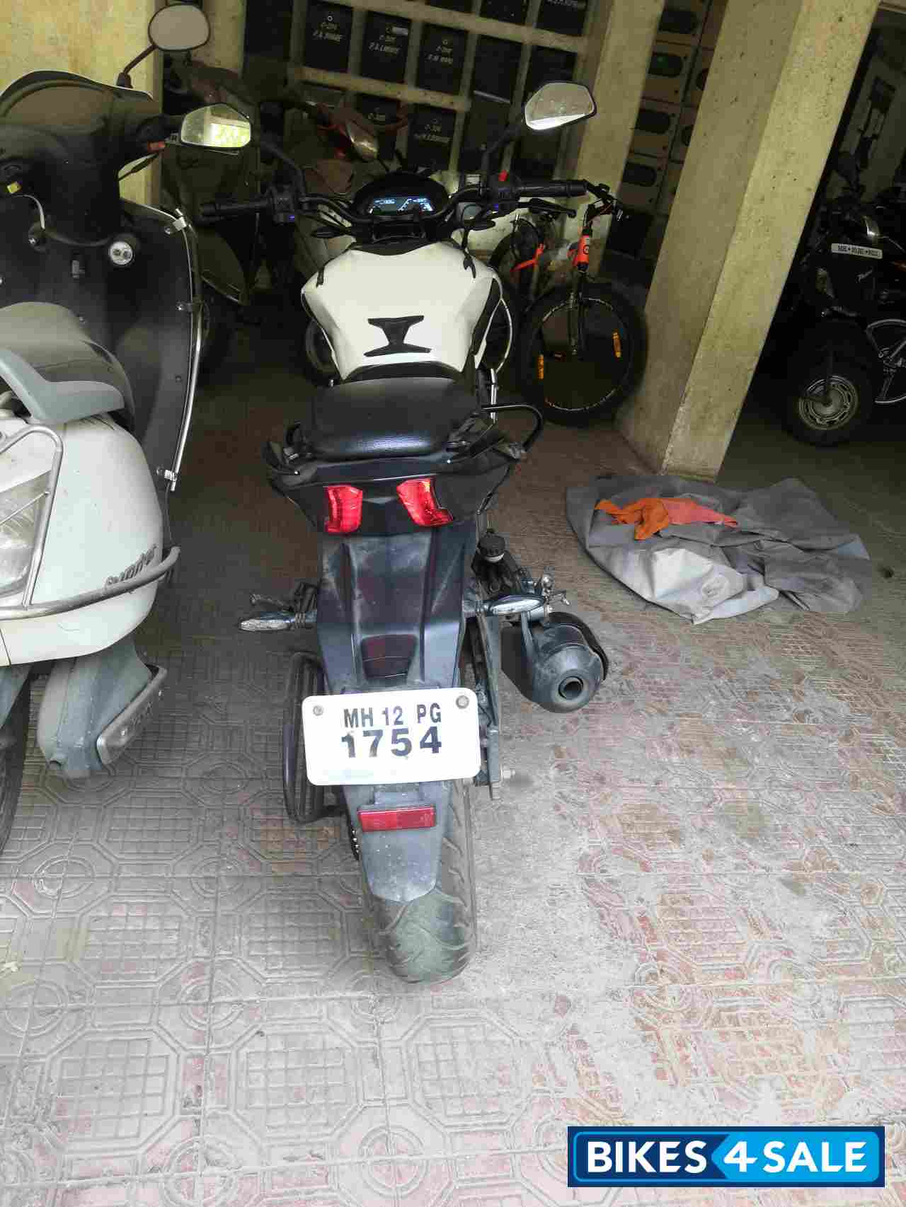 White Bajaj Dominar 400 Disc White Bajaj Dominar 400 Disc