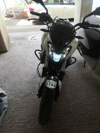 White Bajaj Dominar 400 Disc